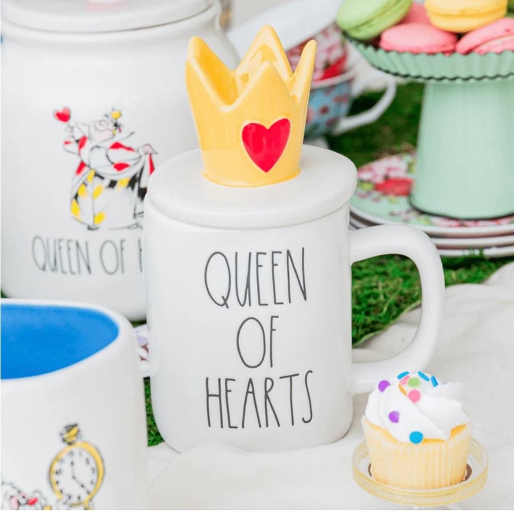 RAE DUNN Alice in Wonderland Queen of Hearts Mug w/Crown Topper - Picture 2 of 5